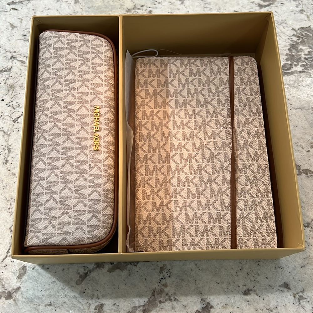 Michael Kors Logo Notebook and Pencil Case Gift Set Vanilla - Picture 13 of 16